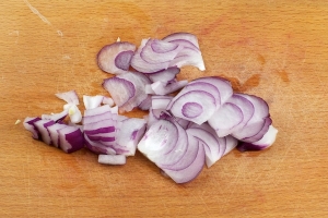 Фиолетовый лук нарезаем тоненько, полукольцами.